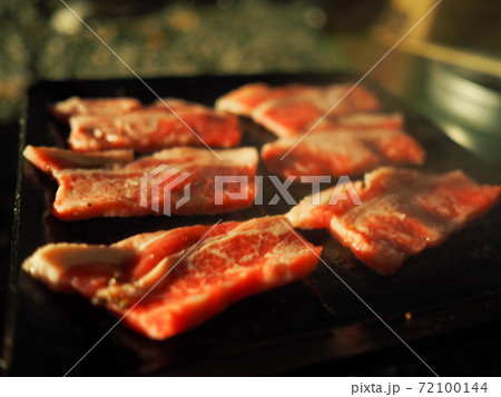 鉄板で焼き肉 72100144