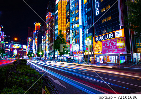 靖国通りの交通 新宿のネオン街 繁華街イメージ の写真素材