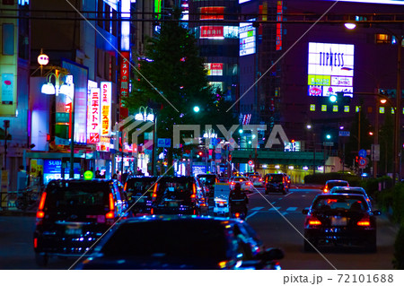 靖国通りの交通　新宿のネオン街【繁華街イメージ】 72101688