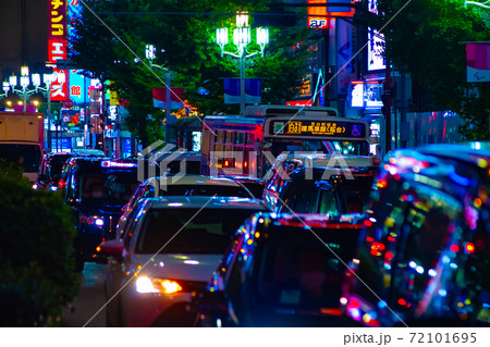 靖国通りの交通 新宿のネオン街 繁華街イメージ の写真素材