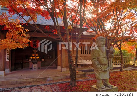 呑山観音寺「七福神堂と紅葉」 呑山観音寺「七福神堂と紅葉」 72101832