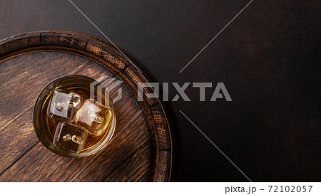Scotch whiskey glass and old barrel 72102057