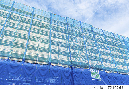 足場で囲まれたビルの建設現場 足場で囲まれたビルの建設現場 72102634