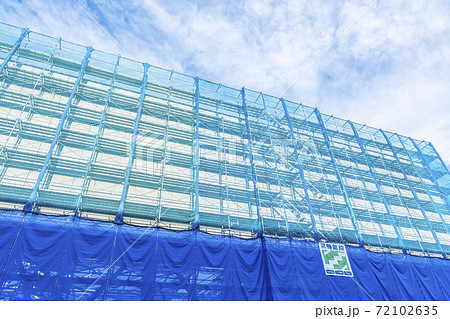 足場で囲まれたビルの建設現場 足場で囲まれたビルの建設現場 72102635