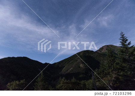 静岡静岡市の日本百名山（光岳/聖岳）の聖平小屋につづく木道からの満点の星空 72103296