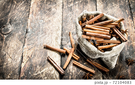 Cinnamon sticks in an old bag. 72104083