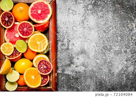 Citrus background. Citrus fruits in the old tray. 72104084