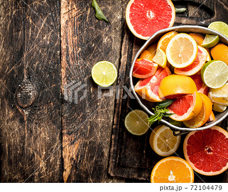 Citrus background. Fresh citrus fruits in the old bucket. 72104479