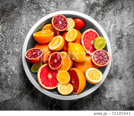 Sliced citrus fruits in a large bowl . 72105041
