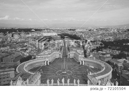 Panoramic view on the St. Peter's square and city of Rome 72105504