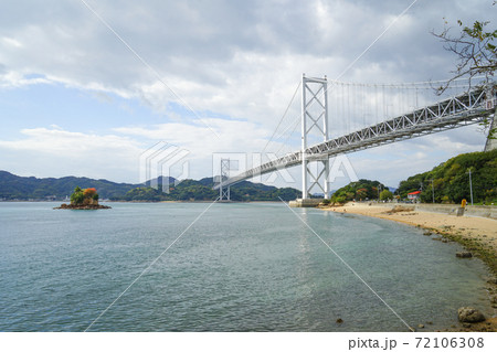 広島県 因島大橋のたもとに浮かぶ小さな島と瀬戸内の海 広島県 因島大橋のたもとに浮かぶ小さな島と瀬戸内の海 72106308