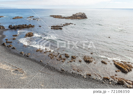 High angle view on Cobble Beach near Yaquina Head 72106350