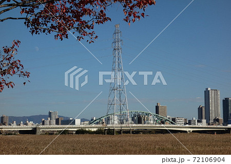 秋の河川敷と鉄塔 秋の河川敷と鉄塔 72106904