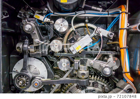 印刷機の駆動歯車群。精密機械、メカニカルイメージ 印刷機の駆動歯車群。精密機械、メカニカルイメージ 72107848