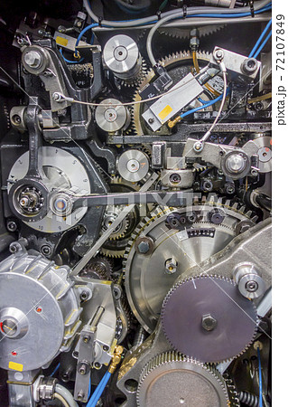 印刷機の駆動歯車群。精密機械、メカニカルイメージ 72107849