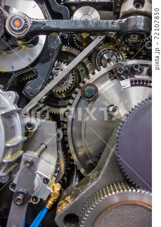 印刷機の駆動歯車群。精密機械、メカニカルイメージ 72107850