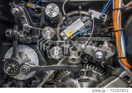 印刷機の駆動歯車群。精密機械、メカニカルイメージ 72107852
