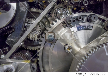 印刷機の駆動歯車群。精密機械、メカニカルイメージ 72107855
