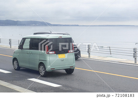ワンボックス軽自動車　海岸道路 72108183