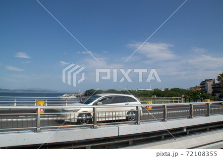 海辺の道路に走る自動車 72108355