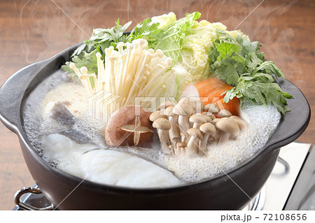 湯気が立つ寄せ鍋 72108656