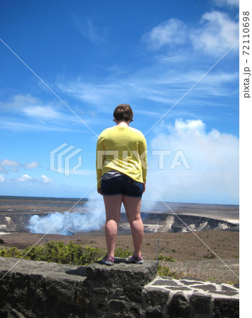 火山を見下ろすふくよかな女性 ハワイ島 の写真素材