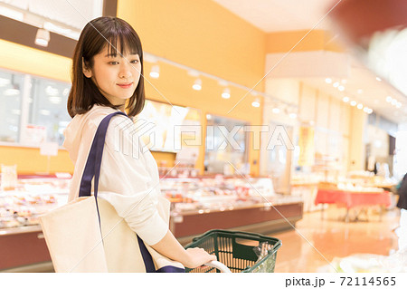 スーパーで買物をする若い女性 72114565