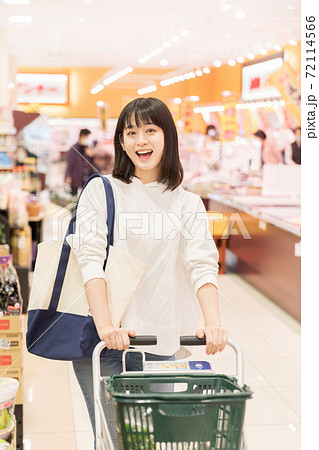 スーパーで買物をする若い女性 スーパーで買物をする若い女性 72114566
