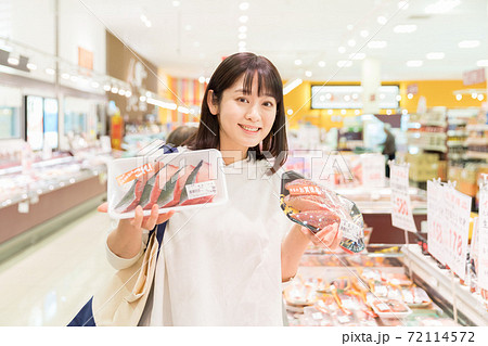 スーパーで買物をする若い女性 72114572