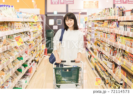 スーパーで買物をする若い女性 72114573