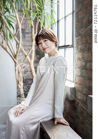 窓際に座る女性 窓際に座る女性 72114761