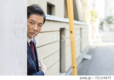 隠れて尾行する捜査官 隠れて尾行する捜査官 72114875