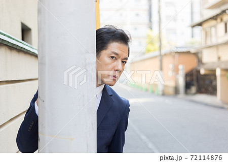 隠れて尾行する捜査官 隠れて尾行する捜査官 72114876