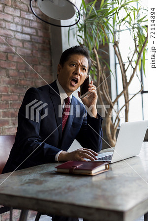 ハイテンションなビジネスマン ハイテンションなビジネスマン 72114894