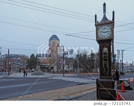 小樽 雪の舞い散るメルヘン交差点と蒸気時計の写真素材