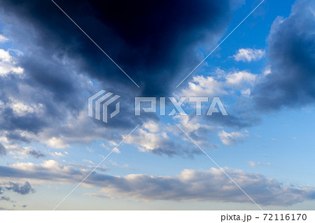 空の写真　白い雲と黒い雲 72116170