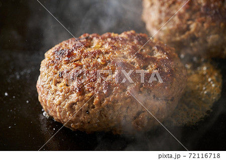 鉄板でハンバーグを焼く 鉄板でハンバーグを焼く 72116718