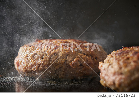 鉄板でハンバーグを焼く 鉄板でハンバーグを焼く 72116723