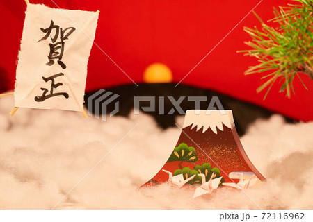 赤富士と初日の出の正月飾り 72116962