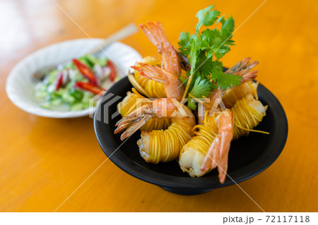Deep fried wrapped shrimps with noodle Deep fried wrapped shrimps with noodle 72117118