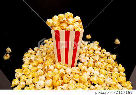 Freshly popped popcorn Close up shot Freshly popped popcorn Close up shot 72117169