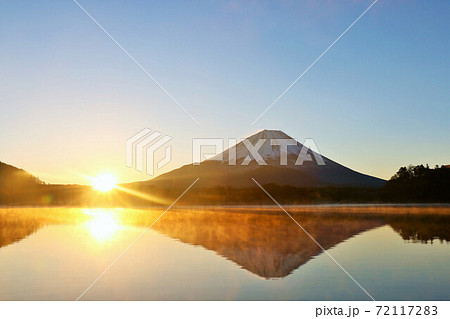 新年の初日の出 富士山と太陽の写真素材