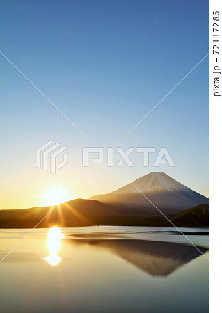 新年の夜明け　富士山と太陽 72117286