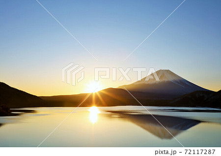新年の夜明け　富士山と太陽 72117287