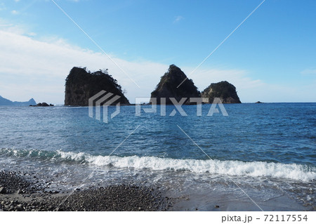 青空をバックにした伊豆堂ヶ島 72117554