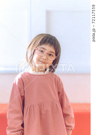 女の子 子供 メガネ ポートレート 女の子 子供 メガネ ポートレート 72117559