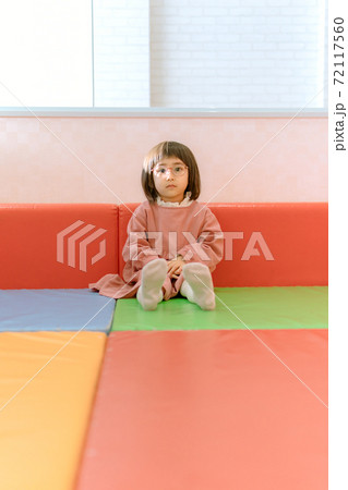 女の子 子供 メガネ ポートレート 女の子 子供 メガネ ポートレート 72117560