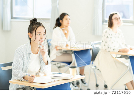 教室で授業を受ける女子大生　撮影協力：中央工学校附属日本語学校 72117610