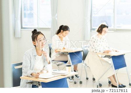 教室で授業を受ける女子大生　撮影協力：中央工学校附属日本語学校 72117611