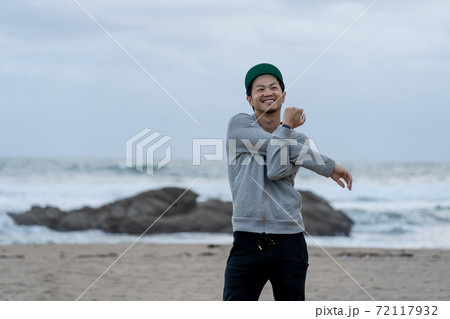 二地域居住で週末、早朝に浜で有意義にすごす男性 72117932